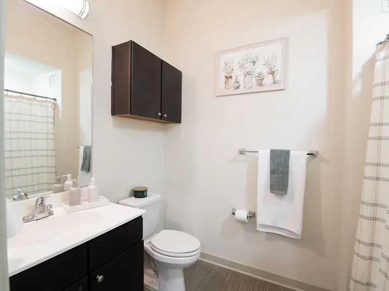 4 bedroom, 4 bathroom classic apartments