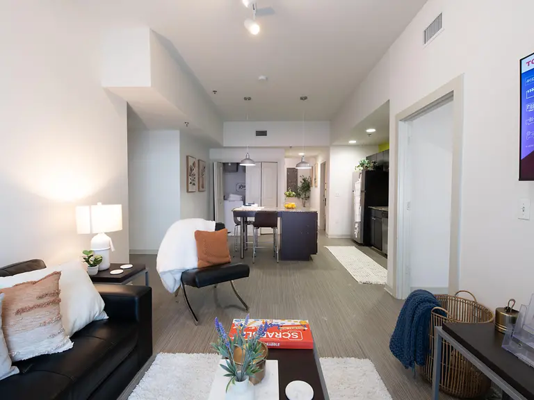 4 bedroom, 4 bathroom classic apartments